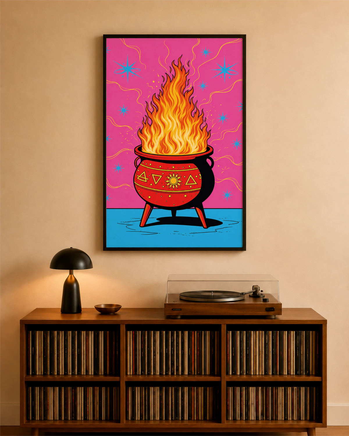 Affiche Hot Spell dans un cadre noir au-dessus d’un meuble à vinyles, dans un salon chaleureux.