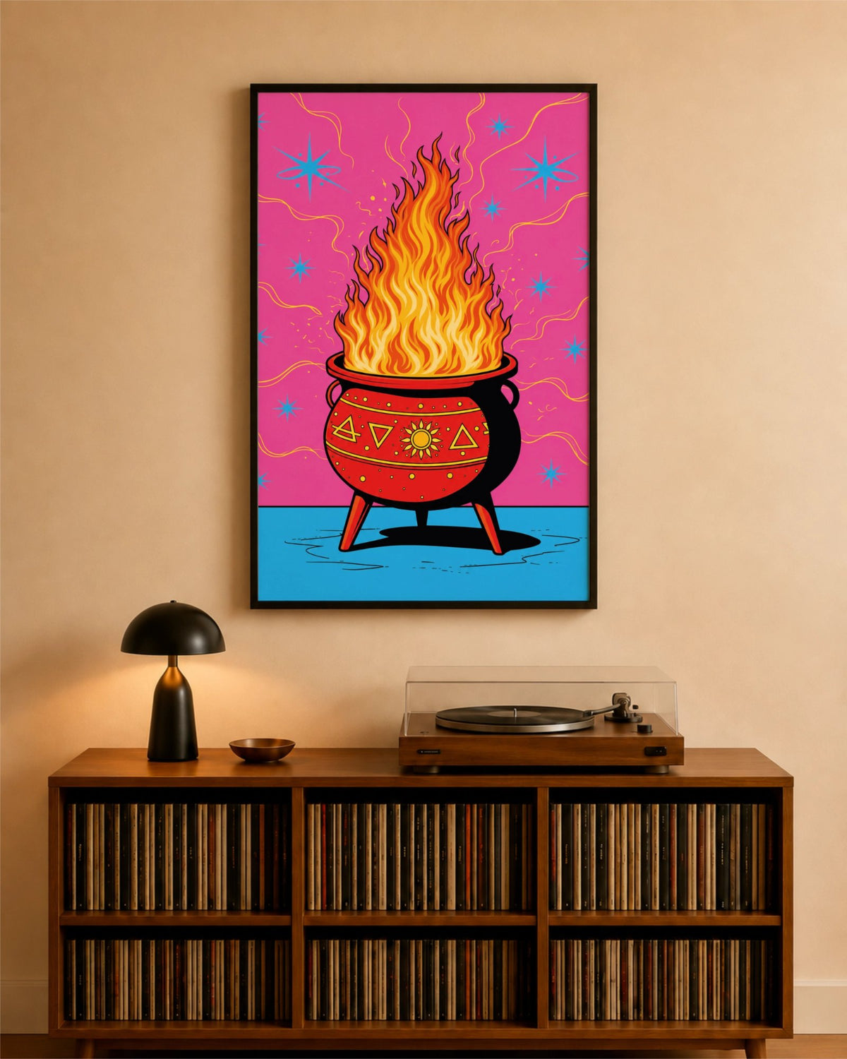 Affiche Hot Spell en cadre noir au-dessus d’un meuble à vinyles dans un salon chaleureux