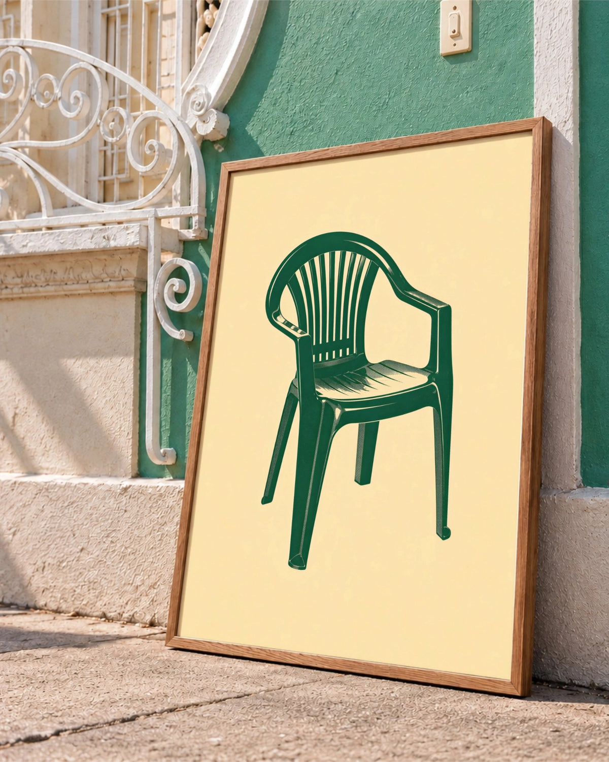 Affiche Monobloc en cadre en bois naturel en extérieur, contre une façade vert et crème