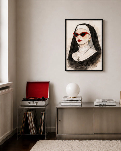 Lámina Bad Habit enmarcada en una pared beige de un salón moderno con aparador metálico, tocadiscos rojo y lámpara blanca