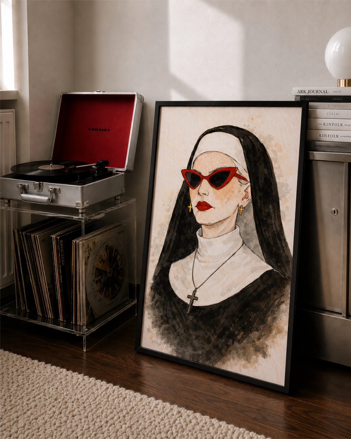 Póster Bad Habit numa moldura preta encostado a uma parede, junto a um gira-discos e a discos de vinil, com uma freira de óculos de sol cat-eye vermelhos e batom vermelho.
