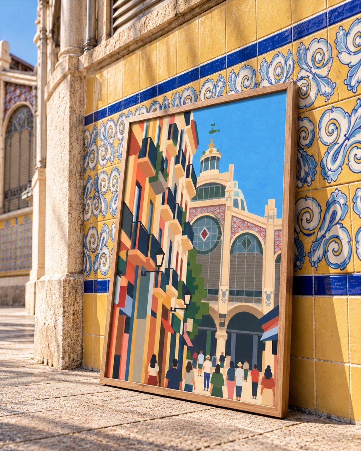 Kunstdruk Valencia in Color in een lijst van naturel hout tegen decoratieve gele en blauwe tegels bij de Centrale Markt.