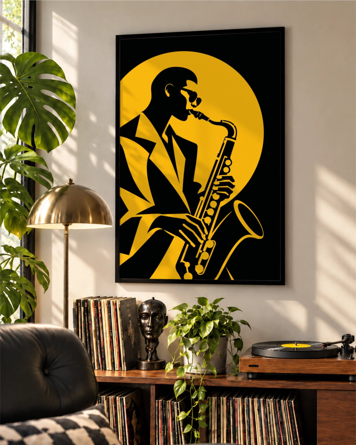 Lámina Golden Note enmarcada sobre un mueble de discos en un rincón musical luminoso con vinilos, plantas y una lámpara de latón