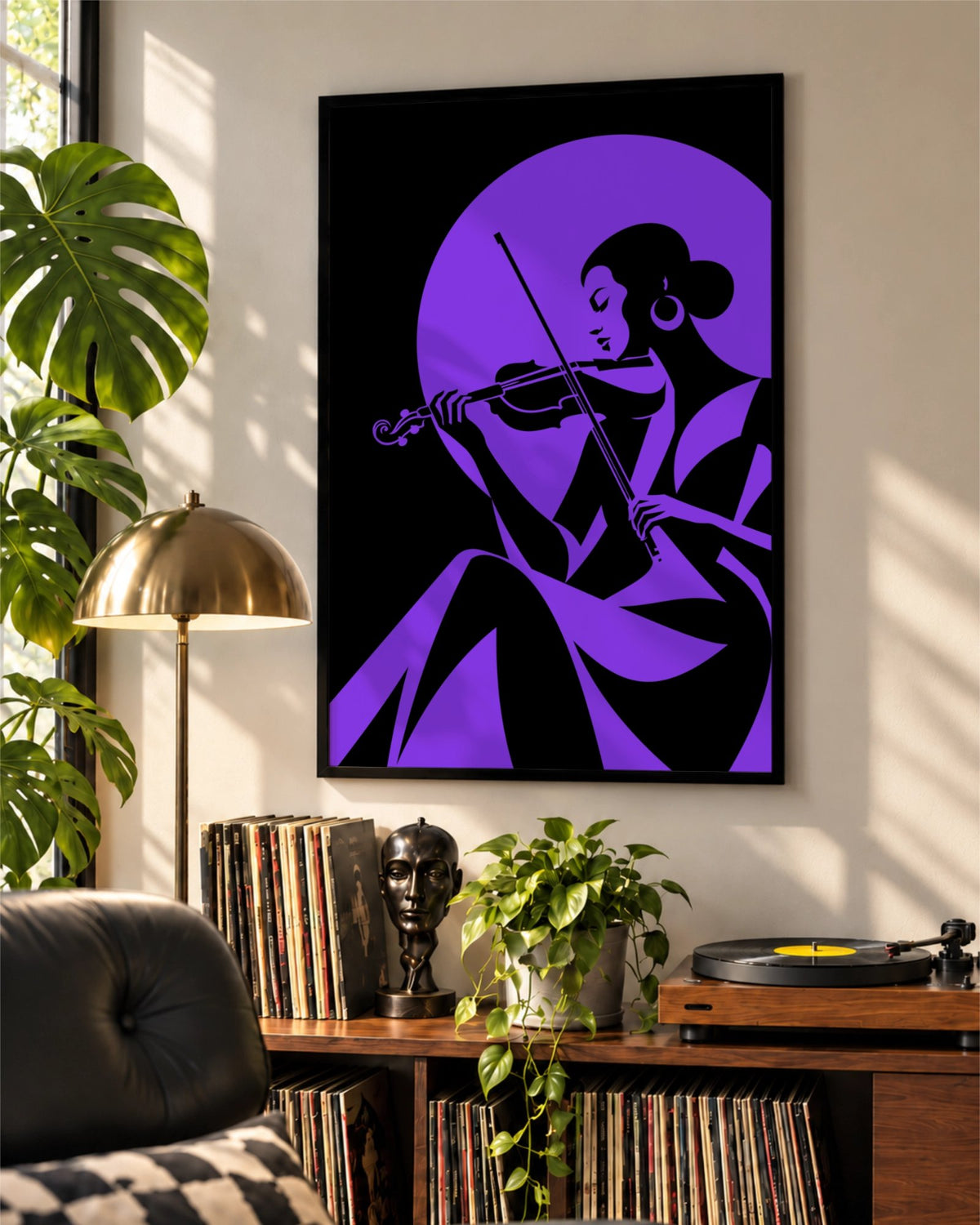 Affiche Violet Note encadrée au-dessus d’un meuble à vinyles dans un coin musique ensoleillé avec disques, plantes et lampe en laiton