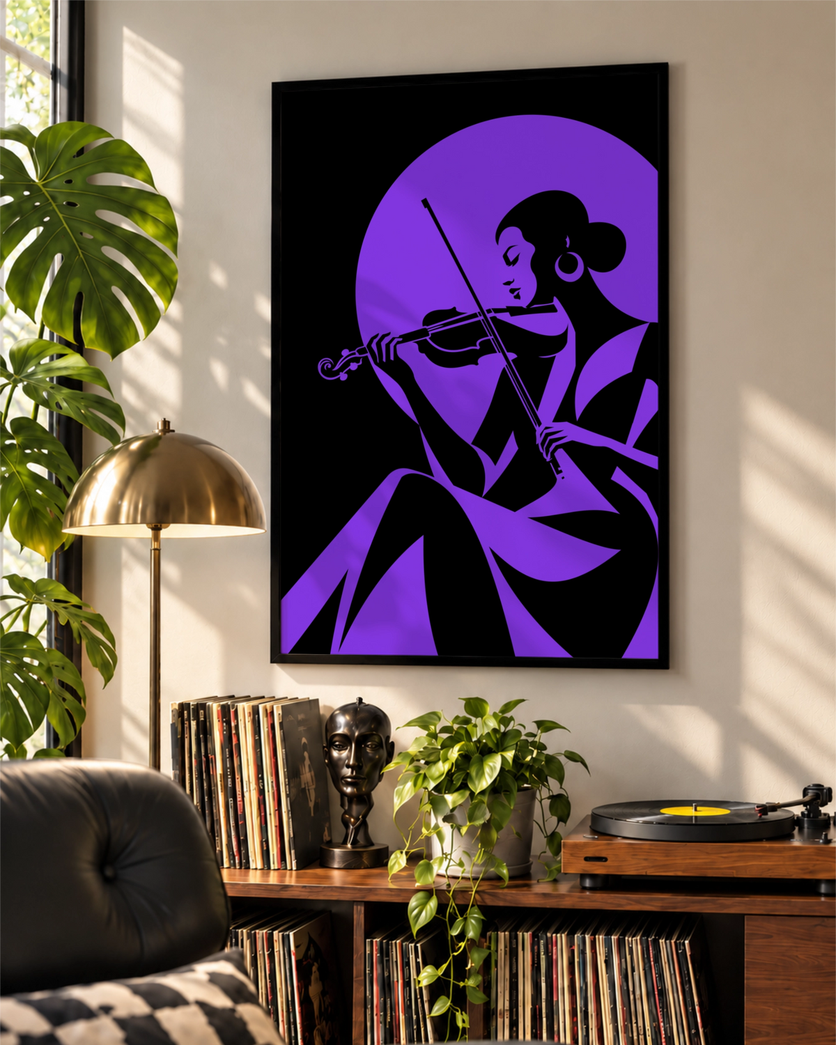 Affiche Violet Note encadrée au-dessus d’un meuble à vinyles dans un coin musique ensoleillé, avec disques, plantes et lampe en laiton.