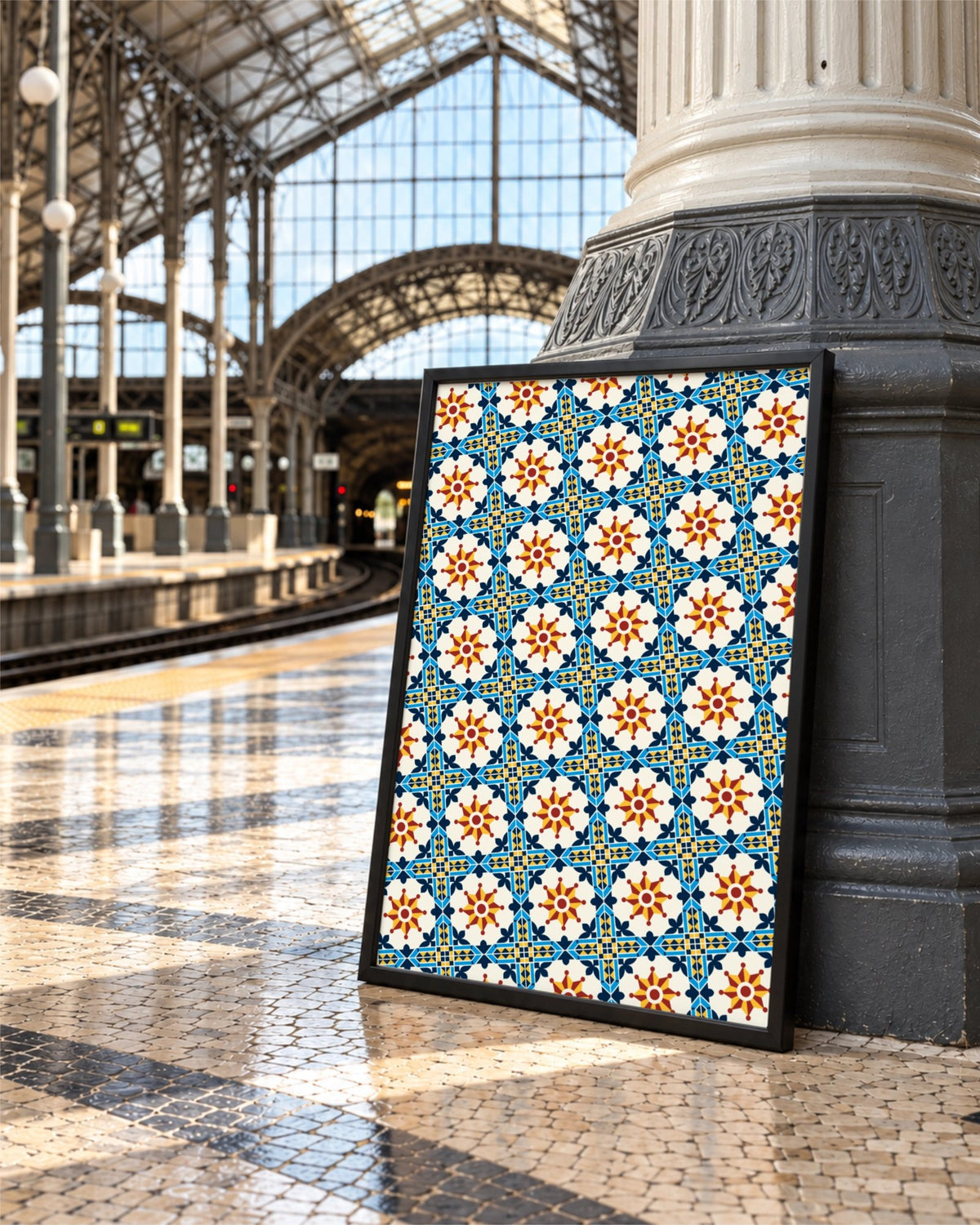 Affiche Porto Grid en cadre noir posée contre une colonne ouvragée sur le quai lumineux d’une gare historique