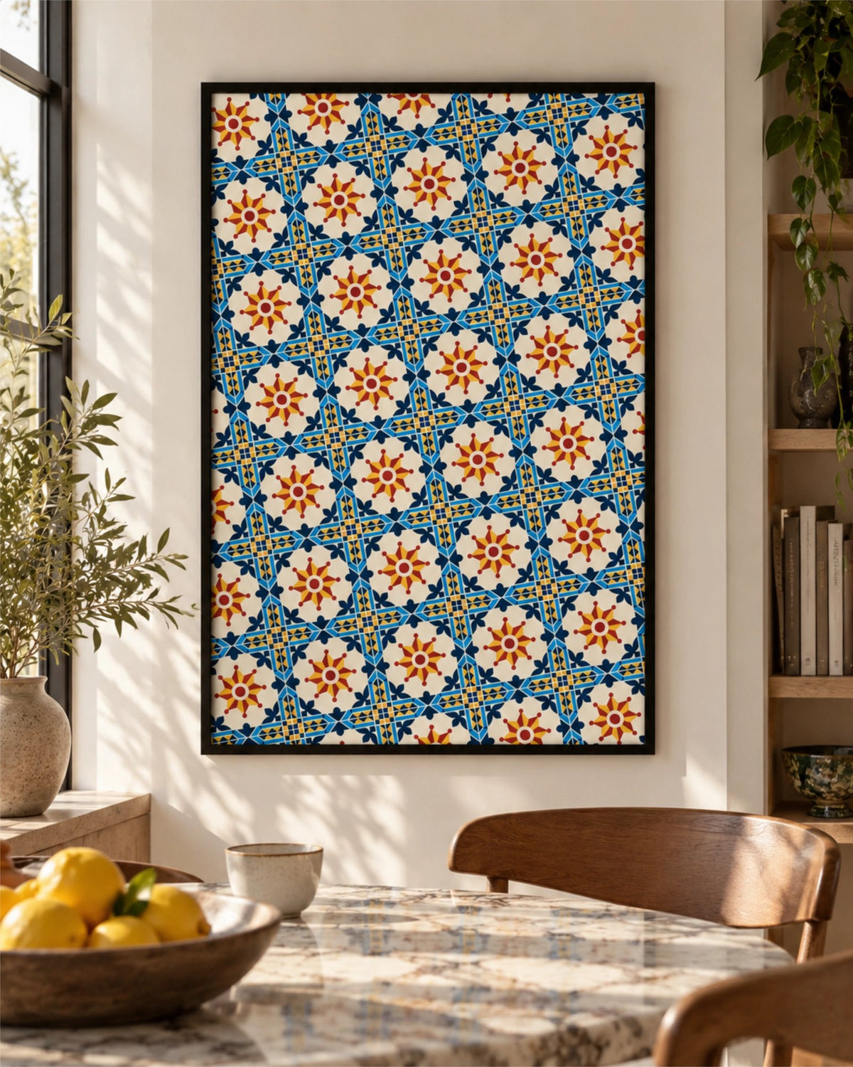 Affiche Porto Grid en cadre noir sur le mur d’une salle à manger ensoleillée avec table en marbre, chaises en bois, plantes et coupe de citrons