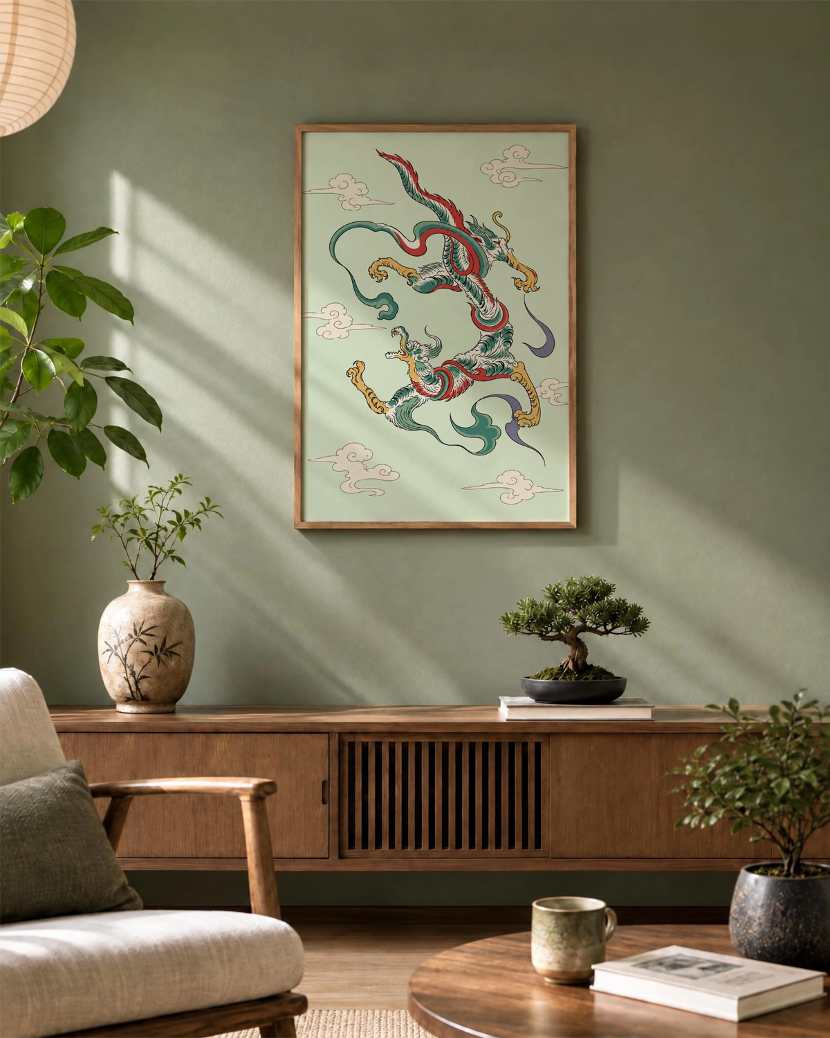 Kunstdruck Dragon Dance im Naturholzrahmen über einem Sideboard in einem sonnigen Wohnzimmer mit grünen Wänden und japanisch inspirierter Einrichtung.