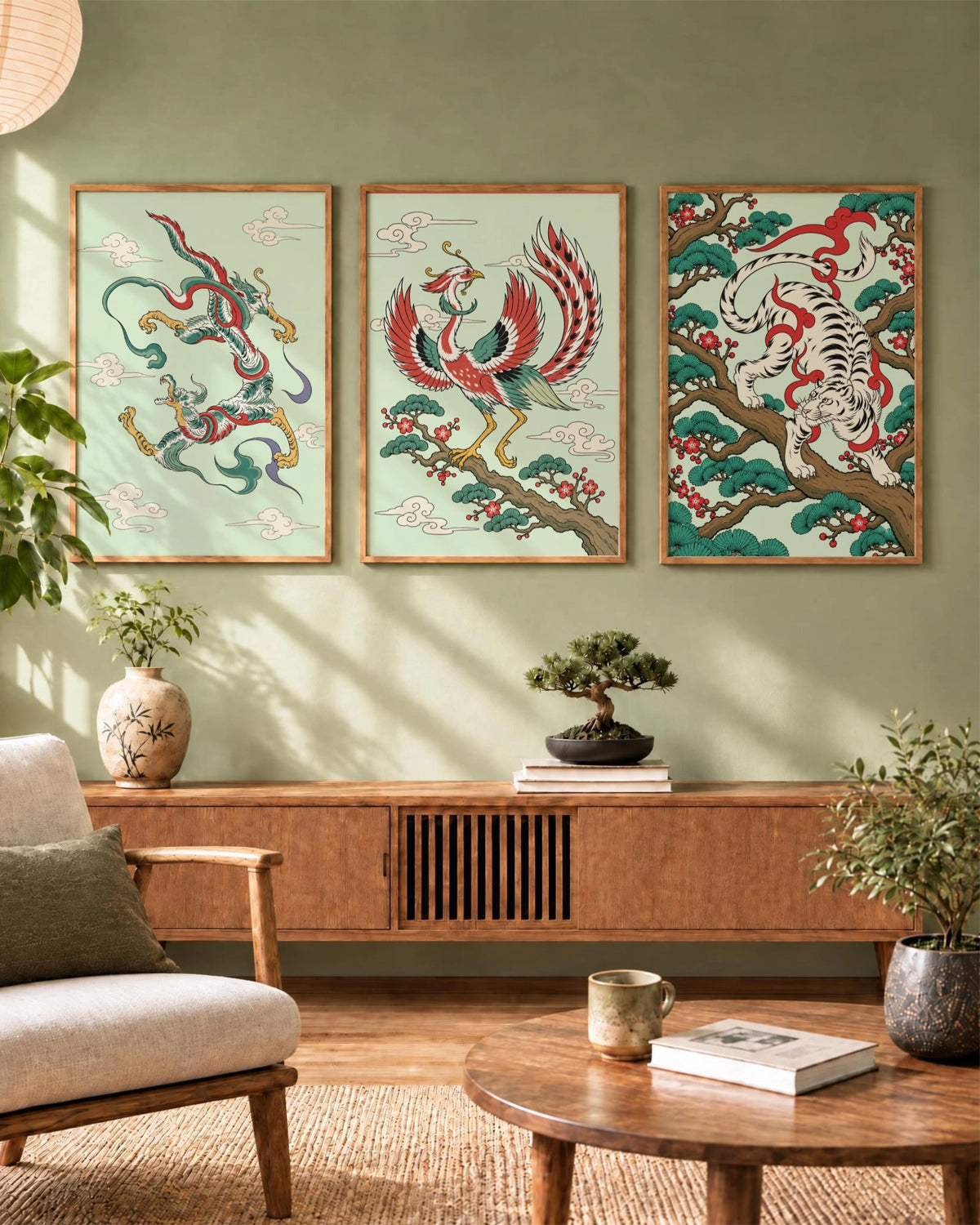 Affiche Phoenix Bloom au centre d’un triptyque avec le dragon et le tigre assortis, au-dessus d’un buffet en bois