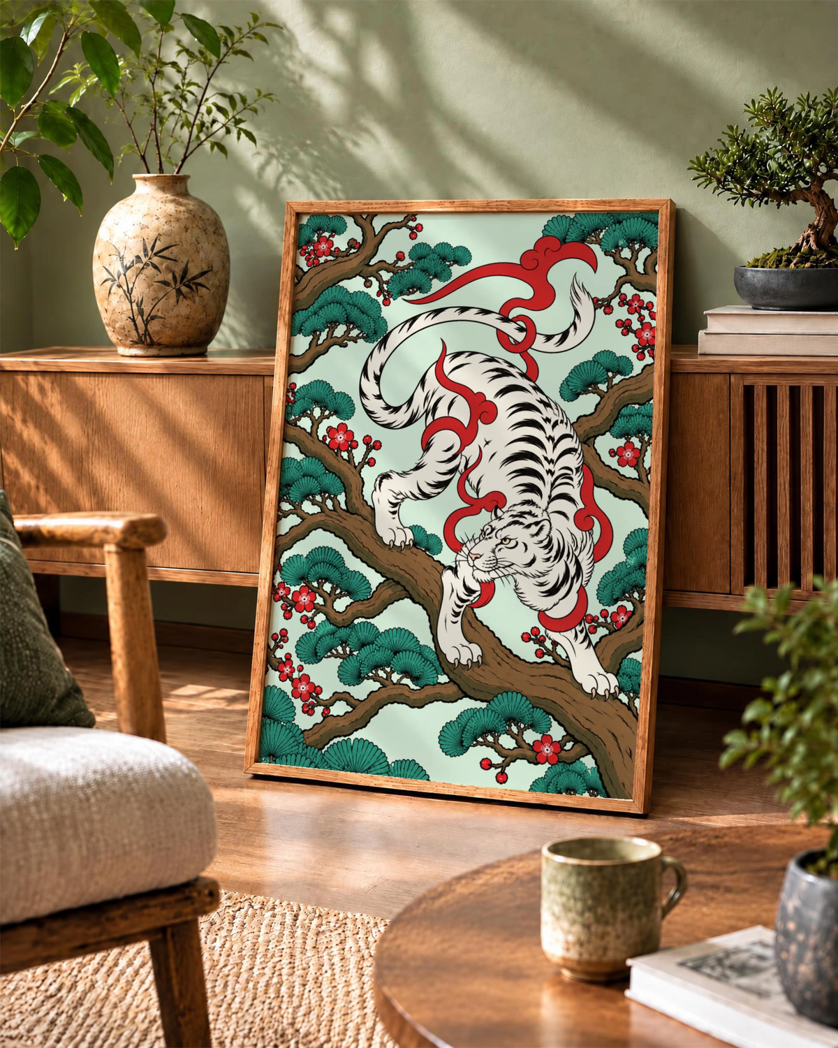 Kunstdruk White Tiger in een lijst van naturel hout tegen een houten dressoir, met een witte tijger tussen dennentakken en rode bloesems.