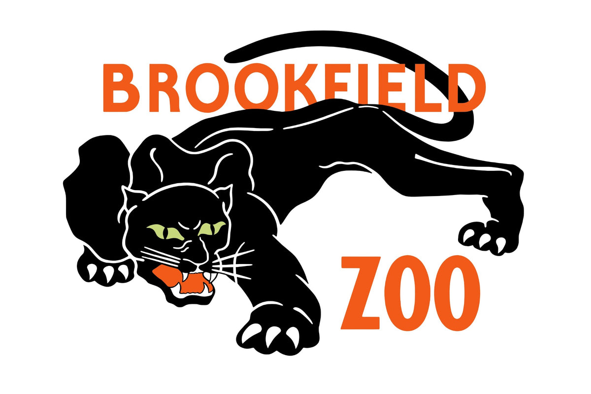 Lámina Night Prowl: una pantera negra agazapada de ojos verdes bajo grandes letras naranjas «BROOKFIELD ZOO» sobre fondo blanco