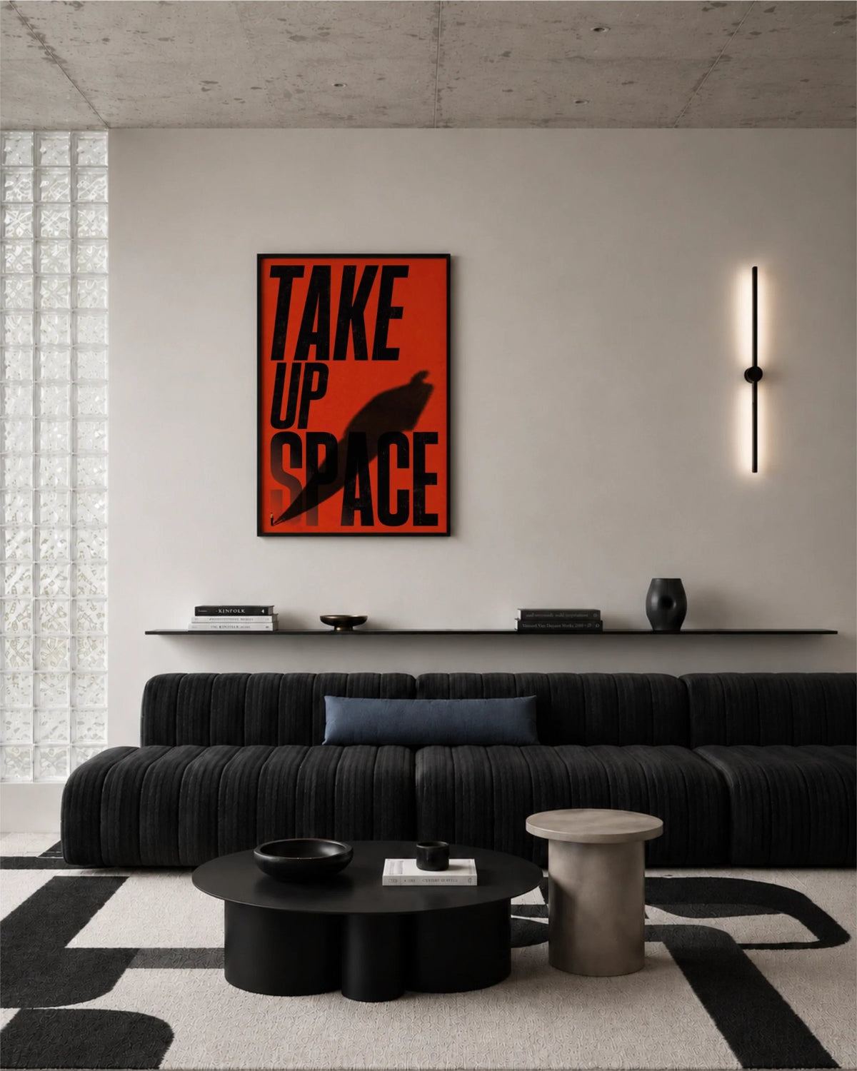 Lámina Take Up Space enmarcada en un interior