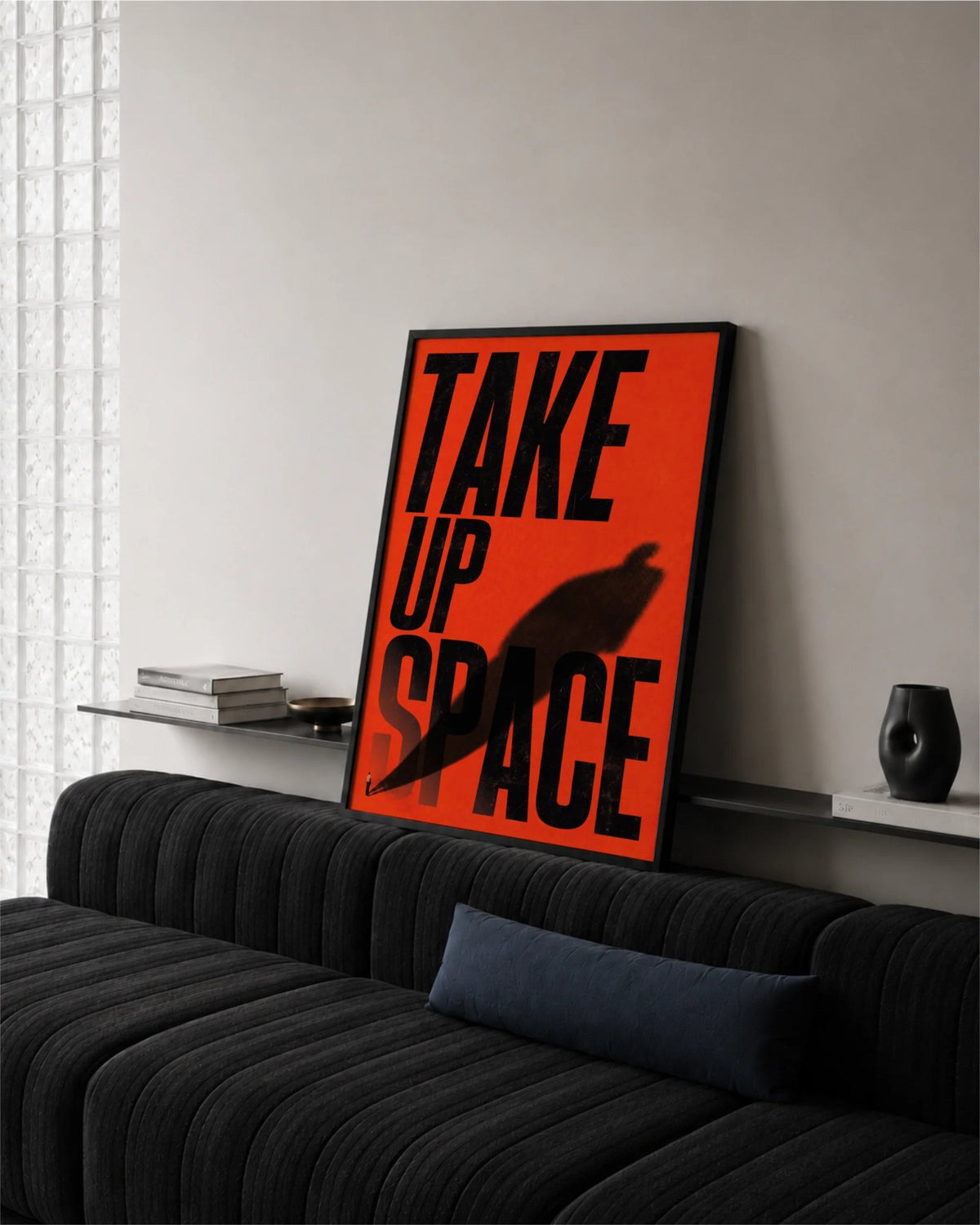 Lámina tipográfica Take Up Space enmarcada en un segundo interior