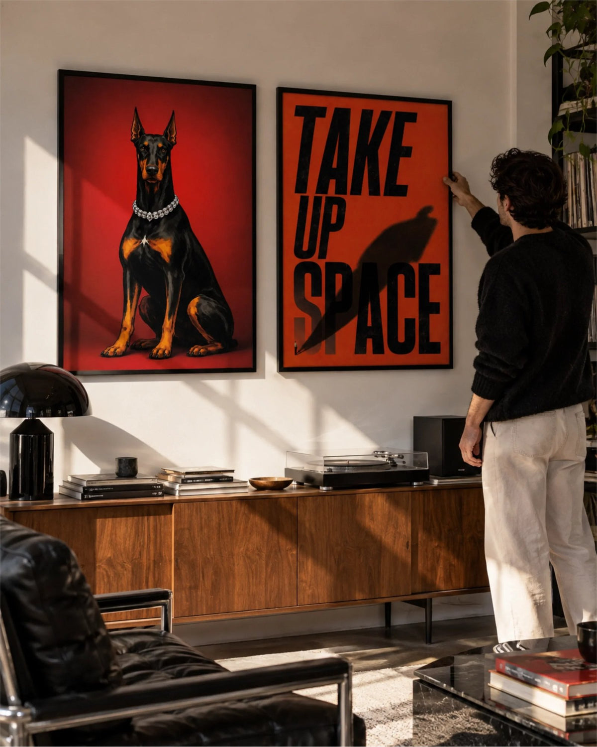Affiches Top Dog et Take Up Space réunies dans un intérieur contemporain audacieux
