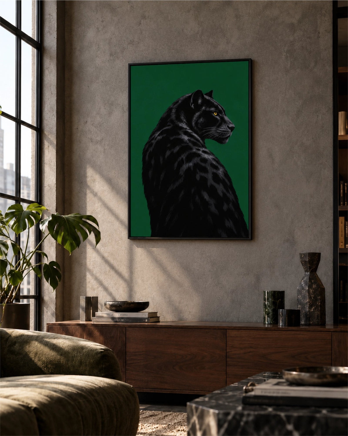 Lámina Black Panther enmarcada en una pared con textura sobre un aparador de madera oscura en un salón moderno