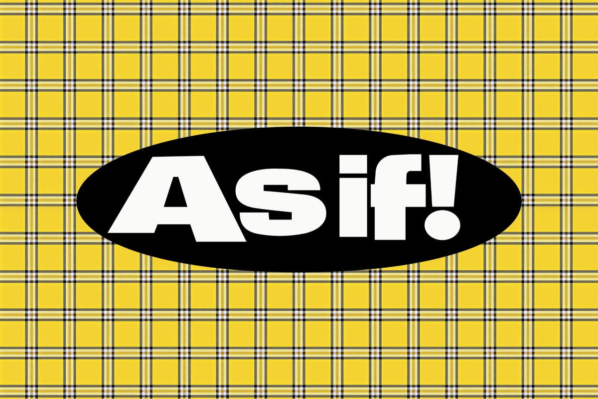 Lámina con la frase «As If!», inspirada en Clueless, en letras gruesas sobre un tartán amarillo
