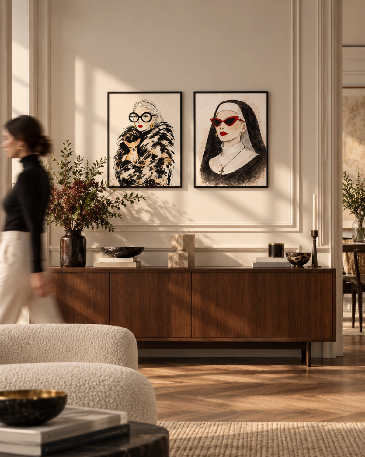 Poster Big Coat Energy e Bad Habit esposti insieme in una gallery wall coordinata sopra una credenza in legno.