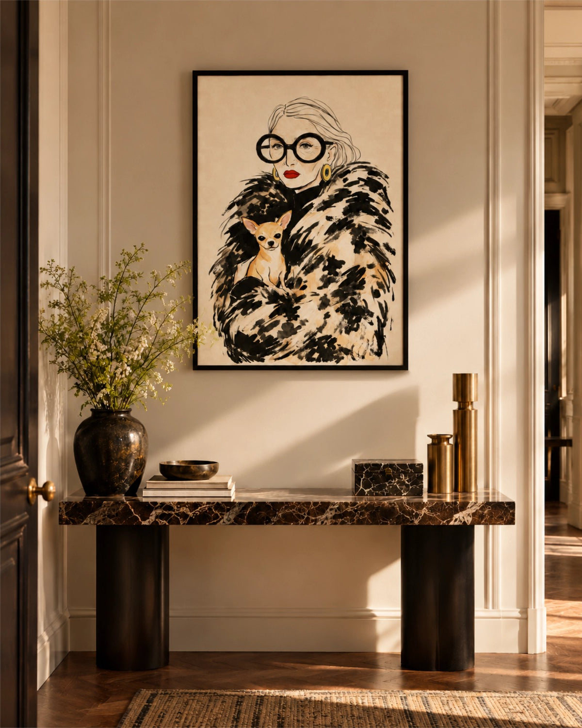 Affiche Big Coat Energy en cadre en bois naturel au-dessus d’une console en noyer foncé, avec céramiques bleues sous une lumière chaude