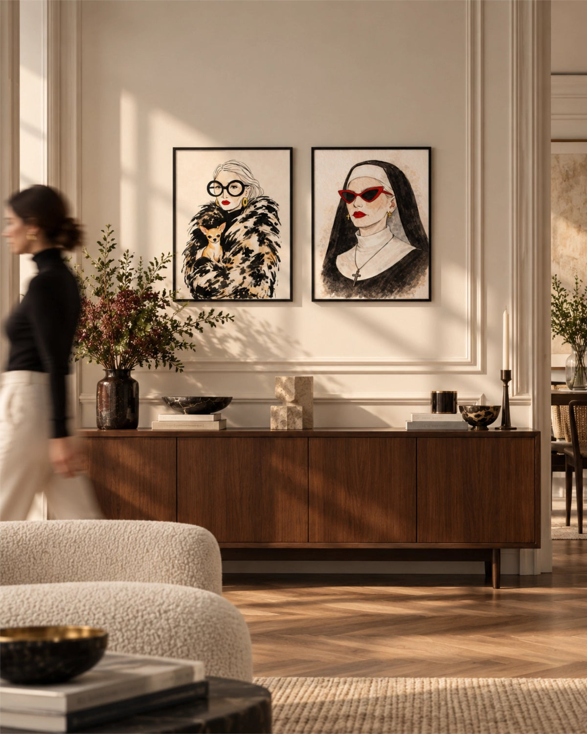 Affiches Big Coat Energy et Bad Habit réunies dans un mur de cadres au-dessus d’un buffet en bois