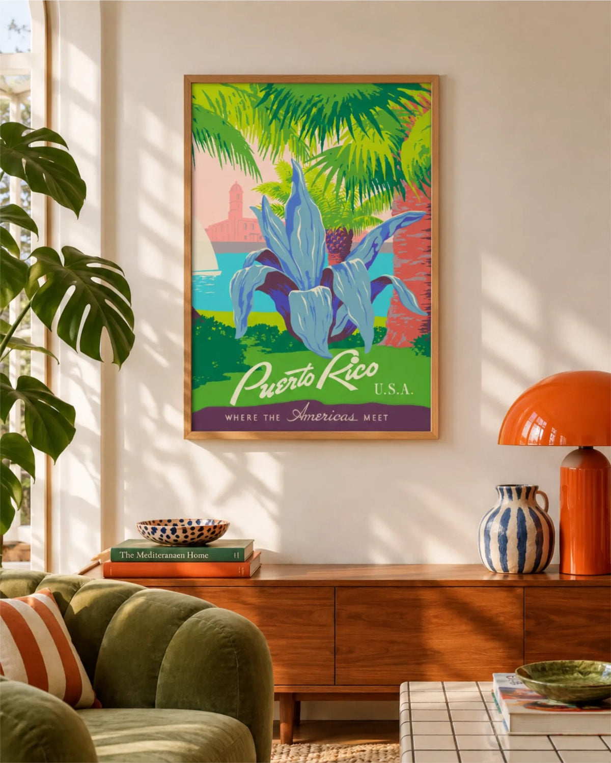 Affiche de voyage vintage Discover Puerto Rico en cadre en bois naturel au-dessus d’une console en noyer dans un salon ensoleillé