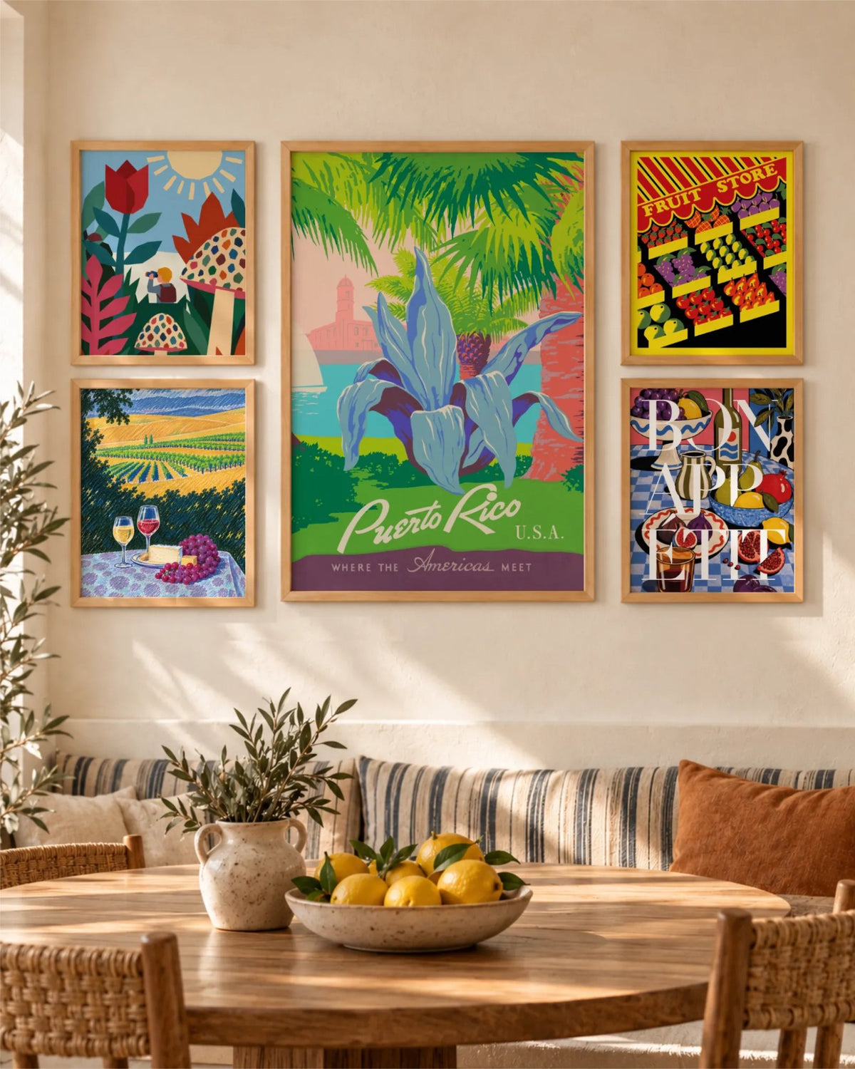 Affiche de voyage vintage Discover Puerto Rico en cadre en bois naturel au centre d’un mur de cadres coloré