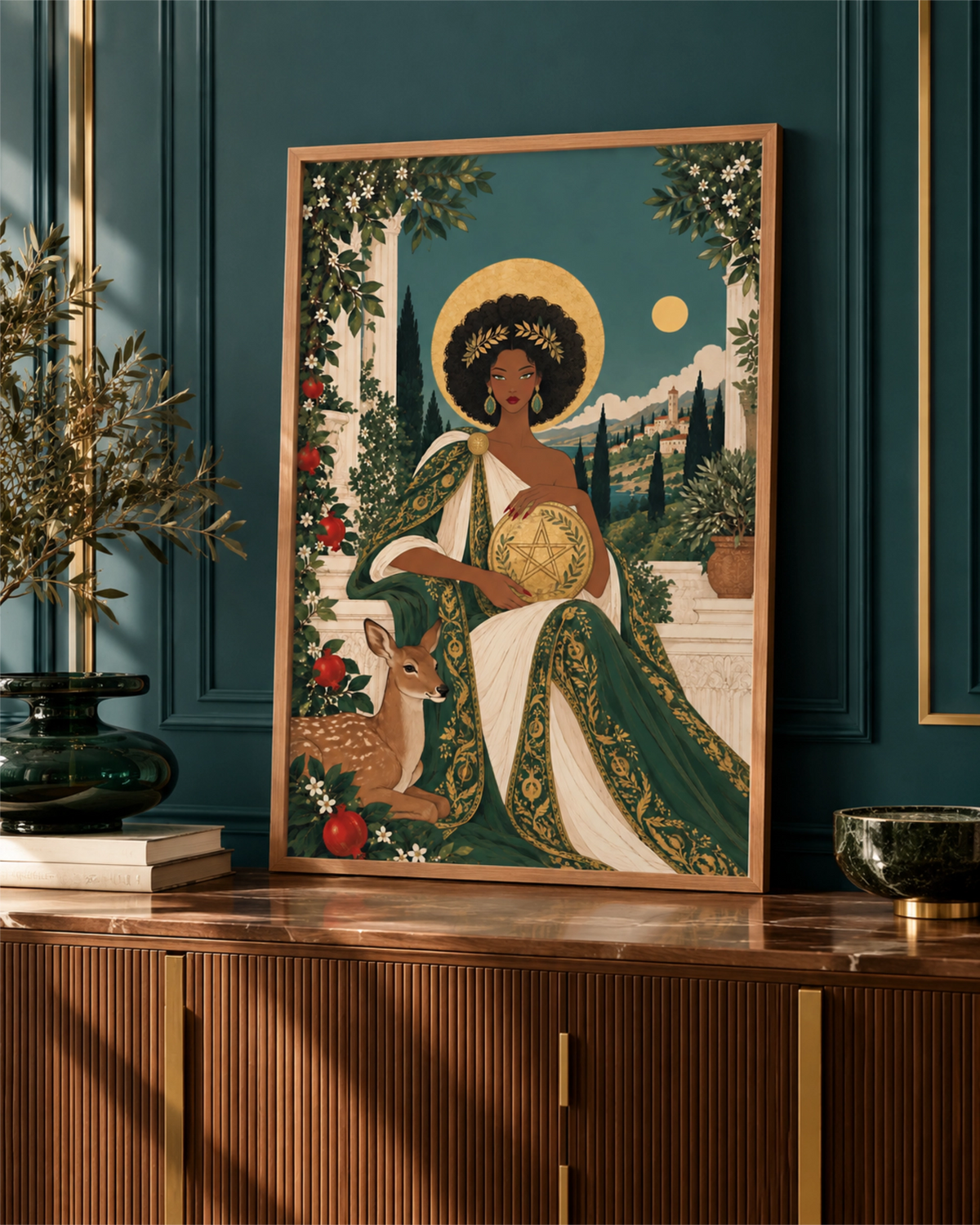 Gerahmter Kunstdruck Queen of Pentacles an einer tiefpetrolfarbenen Wand über einem Holzsideboard.