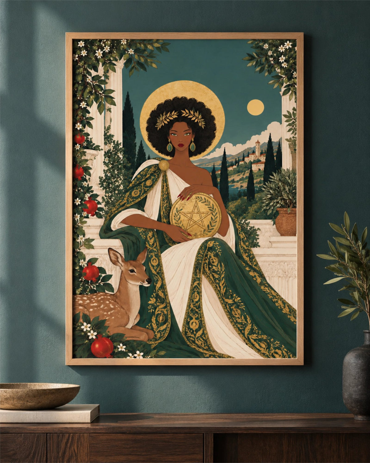 Lámina Queen of Pentacles con marco de madera natural en una hornacina neutra y cálida